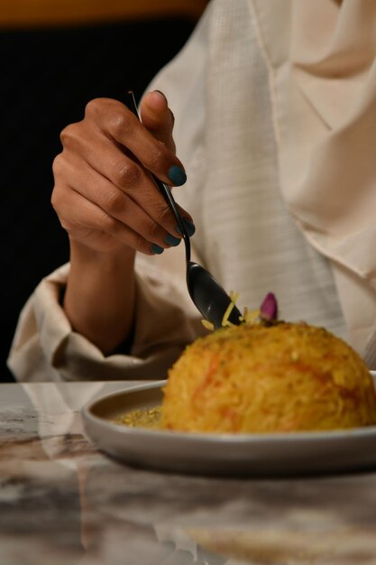 Una mujer está cortando un pastel con un cuchillo.