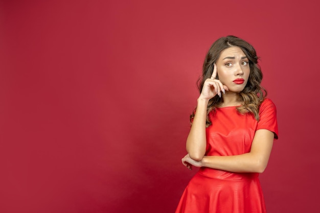 La mujer está decepcionada con un fondo rojo.