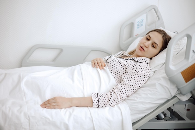 La mujer está durmiendo en el hospital.