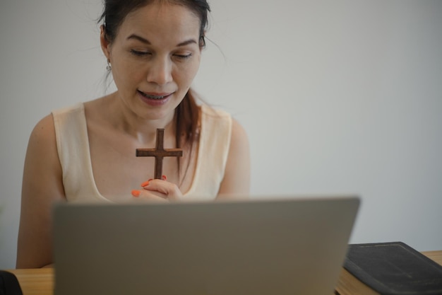 Una mujer está enseñando la historia de la cruz en línea