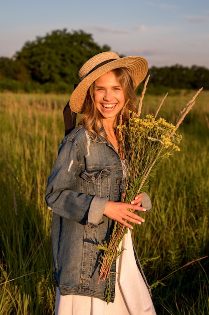 La mujer está feliz y se ríe. Ella se relaja en la naturaleza