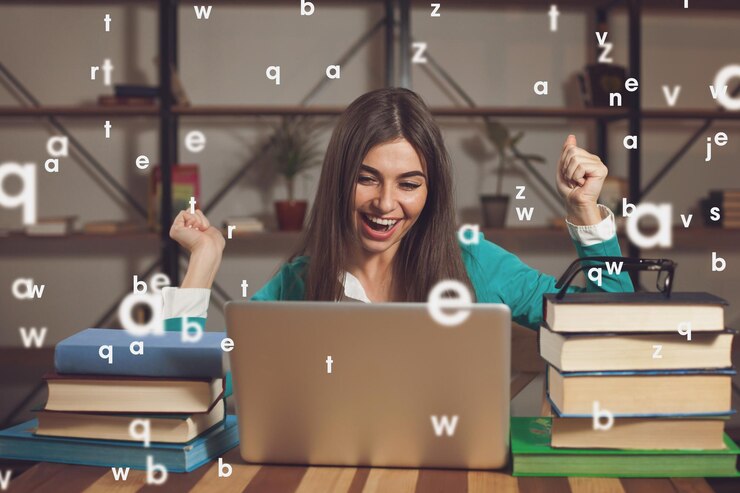 Foto la mujer está feliz por su exitoso trabajo con una computadora portátil gris en la mesa