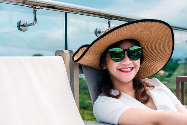 La mujer está feliz en sus vacaciones especiales