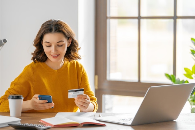 La mujer está haciendo compras en línea