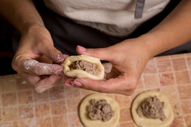 Una mujer está haciendo pasteles