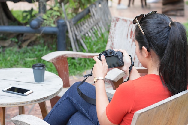 Mujer está jugando con la cámara