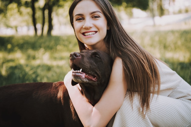 Mujer está jugando con su perro en el parque