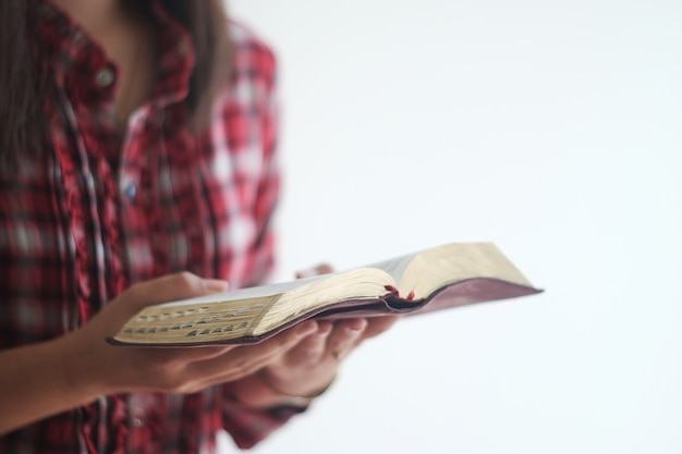 La mujer está leyendo la Biblia.