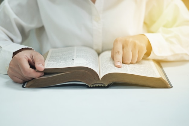 La mujer está leyendo la Biblia.