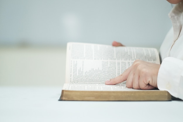 La mujer está leyendo la Biblia.