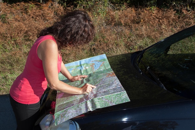 La mujer está leyendo un mapa