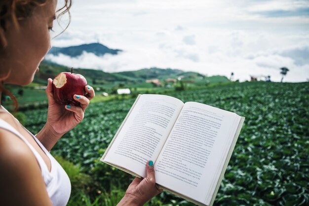 La mujer está leyendo en un nabo de jardín. Atmósfera matutina Las montañas son nubladas. phetchabun phut