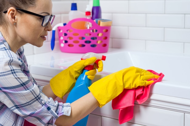 Mujer está limpiando en el baño en casa