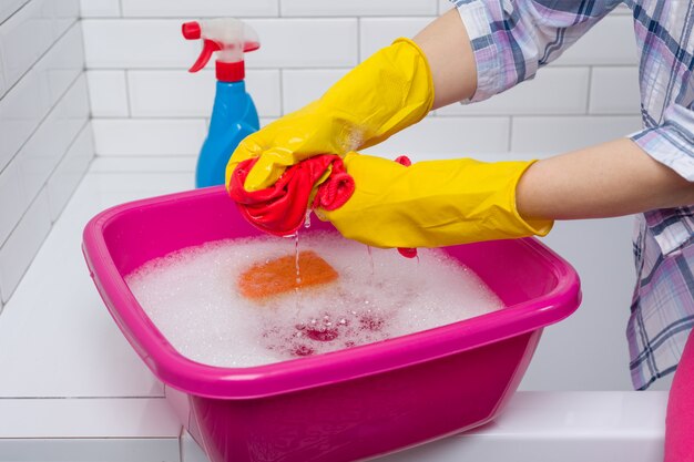 Mujer está limpiando en el baño