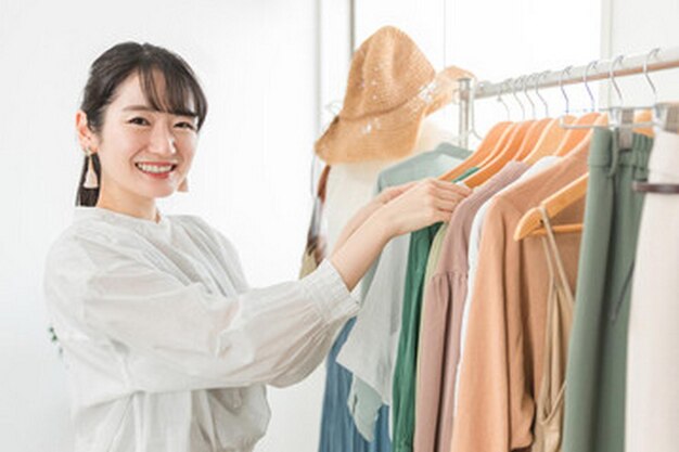 una mujer está mirando la ropa en un armario