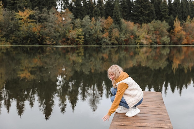 La mujer está en el parque de otoño Ambiente otoñal