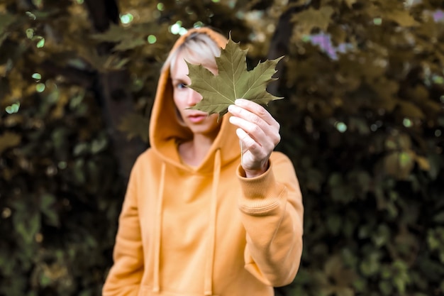 La mujer está en el parque de otoño Ambiente otoñal