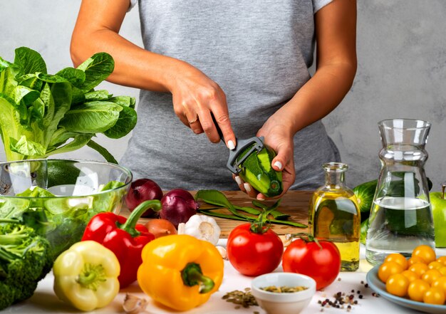 Mujer está pelando aguacate en la cocina