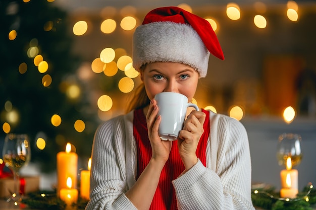 Mujer está preparando la cena de Navidad