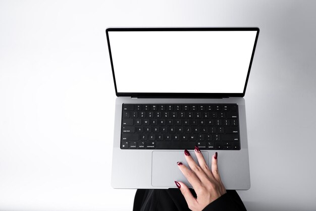 una mujer está sentada en una computadora portátil con una pantalla blanca que dice LG en la parte superior