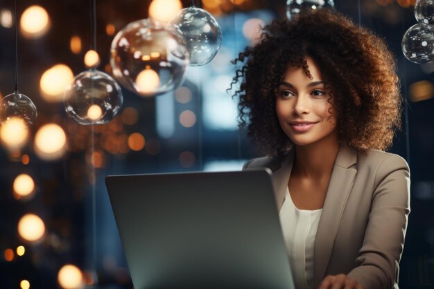 Una mujer está sentada en una mesa con una computadora portátil delante de ella