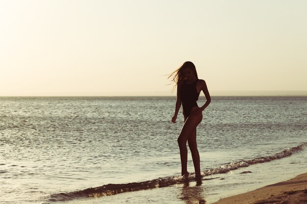 Mujer está sola en la playa
