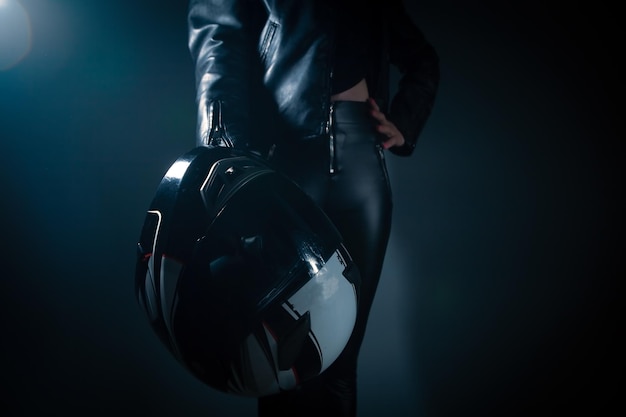 Mujer está sosteniendo el casco de la motocicleta