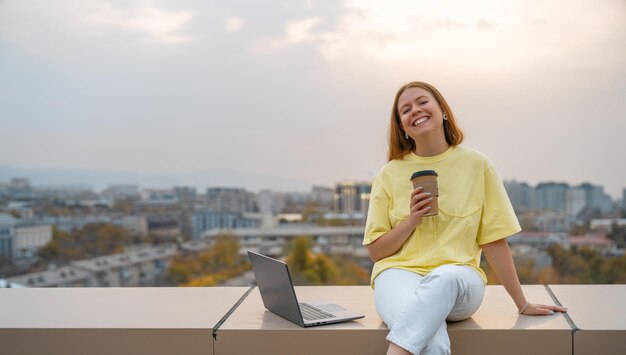 La mujer está trabajando en la computadora portátil