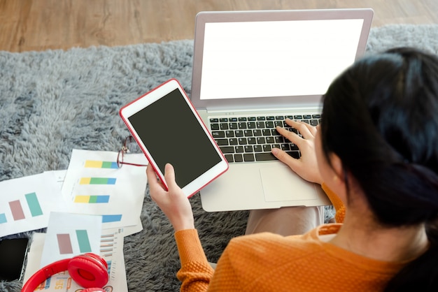 Mujer está trabajando con el cuaderno en casa