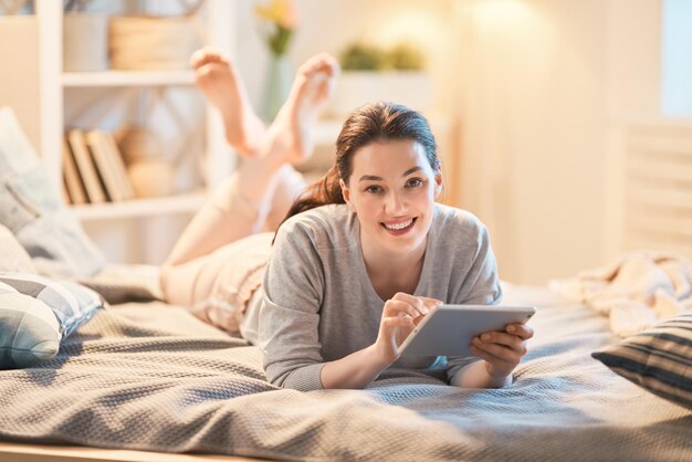 La mujer está trabajando en tableta