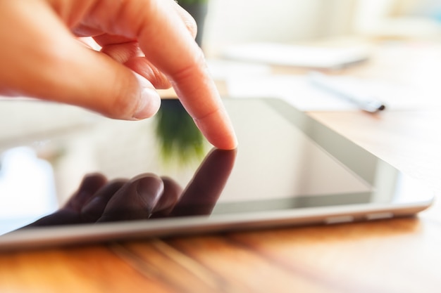 La mujer está trabajando en tableta