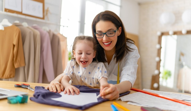 La mujer está trabajando en el taller de casa. Concepto de pequeña empresa. Madre e hija.