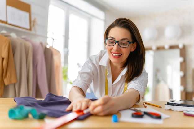 La mujer está trabajando en el taller. Concepto de pequeña empresa.