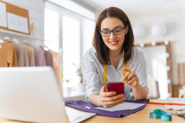 La mujer está trabajando en el taller. Concepto de pequeña empresa.