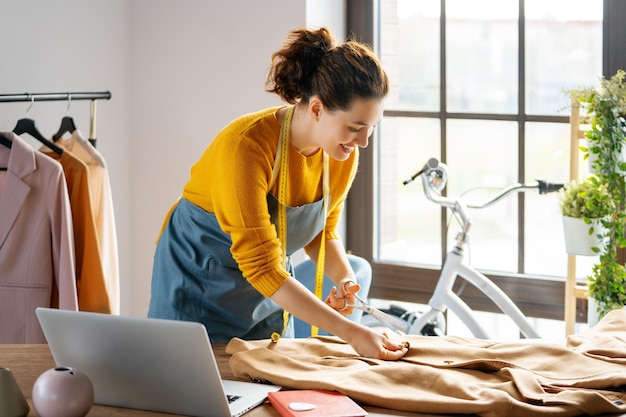 La mujer está trabajando en el taller