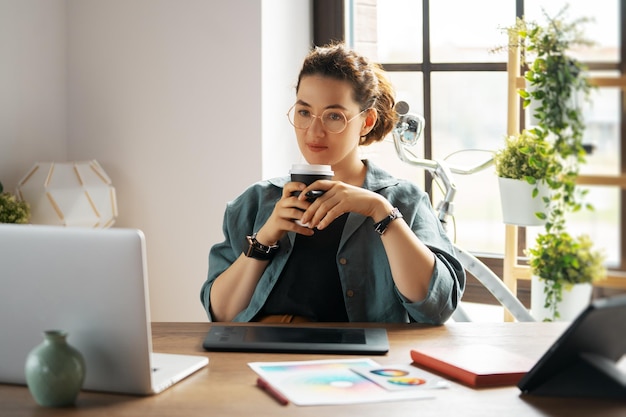 La mujer está trabajando en el taller