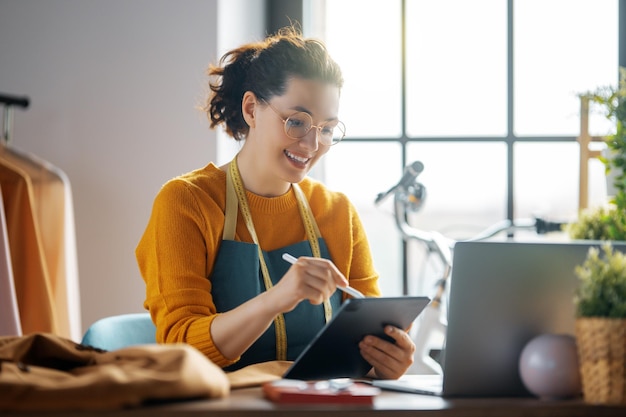 La mujer está trabajando en el taller