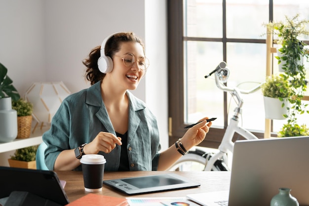 La mujer está trabajando en el taller