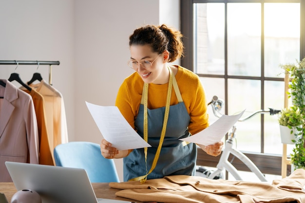 La mujer está trabajando en el taller