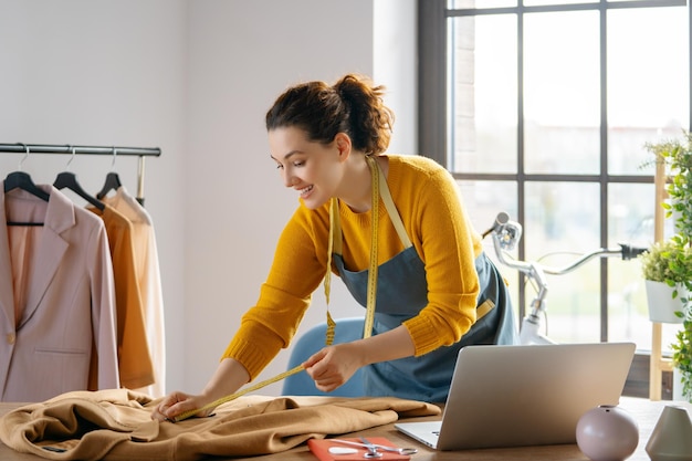 La mujer está trabajando en el taller