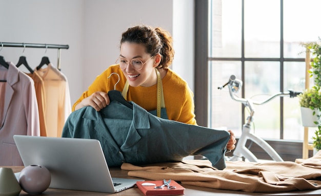 La mujer está trabajando en el taller