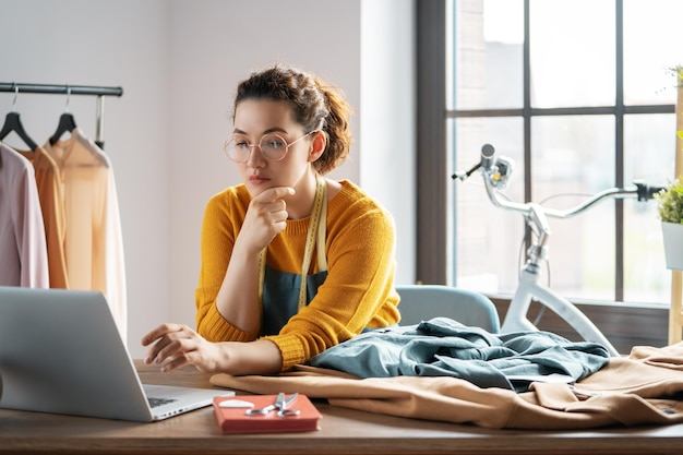 La mujer está trabajando en el taller