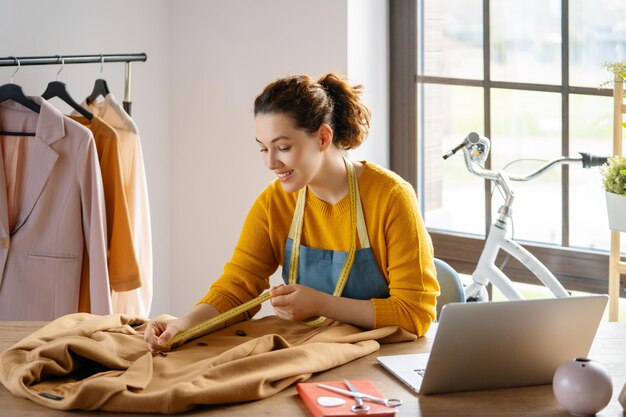 La mujer está trabajando en el taller