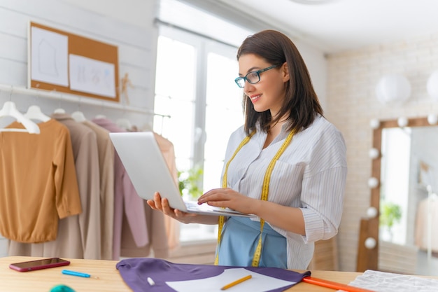 La mujer está trabajando en el taller