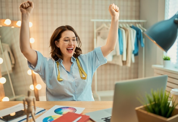 La mujer está trabajando en el taller