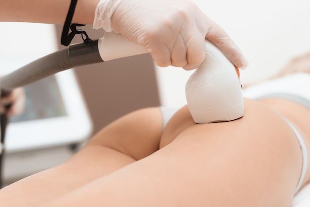 Una mujer está tumbada en un sofá en el salón de belleza.