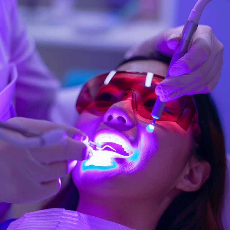 una mujer está usando gafas rojas y está usando un par de gafas rojos