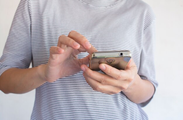 Una mujer está utilizando la imagen del concepto de negocio de marketing eléctrico de smartphone