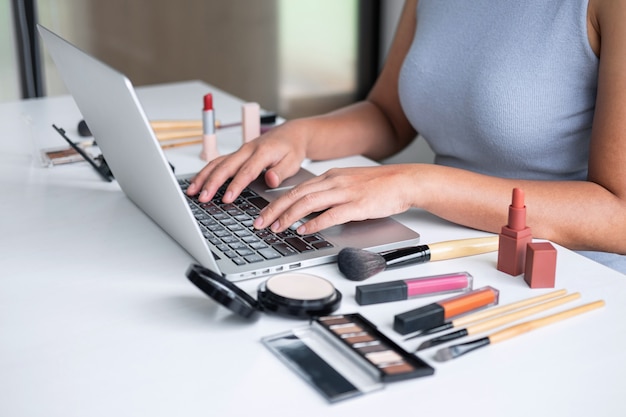 mujer está viendo un tutorial de vlogger en línea en la computadora portátil