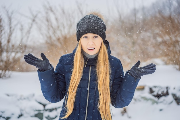 La mujer estaba muy congelada en invierno bajo nevadas Problemas de invierno